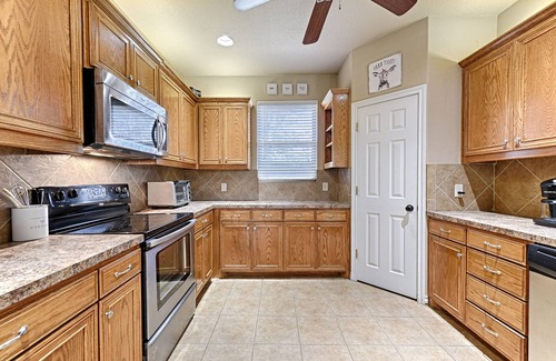 Azle Casa | Heated Swim Spa, Hot Tub, Sauna, Pickleball, Arcades, 2 game rooms, Hoops!