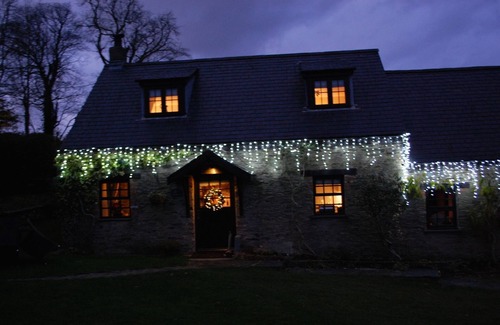 Boncath Cabaña | Heather Cottage - a chocolate box two bedroom cottage with lovely view over the front lawns and exce