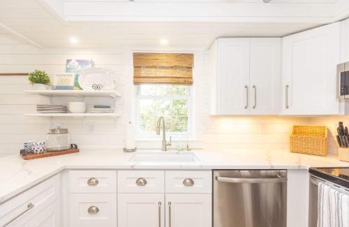 Fontana-on-Geneva Lake Casa | Heaven on Earth 2 BDR Fontana Flat Walk to Lake
