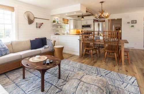 Fontana-on-Geneva Lake Casa | Heaven on Earth 2 BDR Fontana Flat Walk to Lake