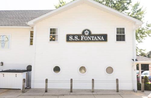 Fontana-on-Geneva Lake Casa | Heaven on Earth 2 BDR Fontana Flat Walk to Lake