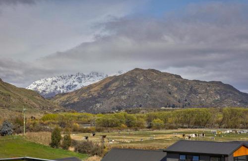 Lower Shotover Casa | Heaven on Noble - Luxury Family Home - Swimming Pool
