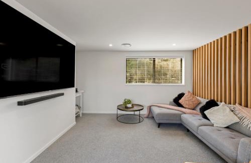 Lower Shotover Casa | Heaven on Noble - Luxury Family Home - Swimming Pool