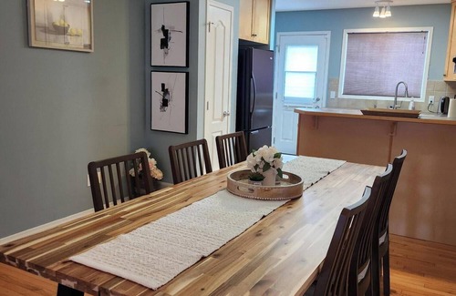 Airdrie Casa | Heavenly Cozy Place Spacious 5-Bedroom Family Home — Perfect for Groups!