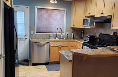 Airdrie Casa | Heavenly Cozy Place Spacious 5-Bedroom Family Home — Perfect for Groups!