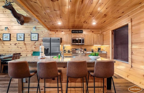 Sevierville Cabina | Heavenly Heights by Ghosal Luxury Lodging