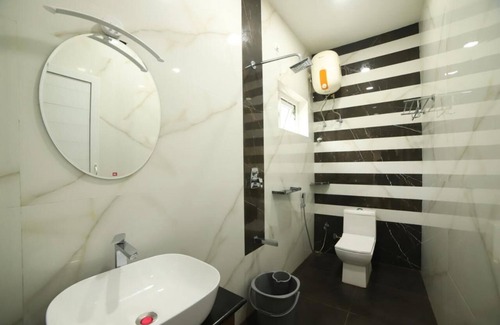 Kotagiri Cama Y Desayuno | Heavenly Hills | Hill View Resort | 4 Bedroom | Attached Living and Balcony