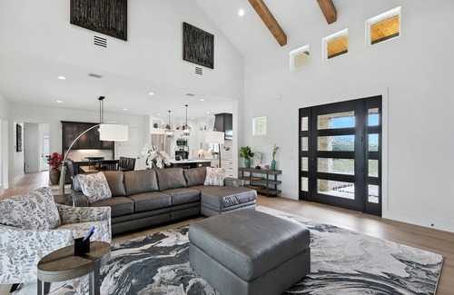 Gainesville Casa | Heavenly Retreat – 5BD/5.5BA of Waterfront Living