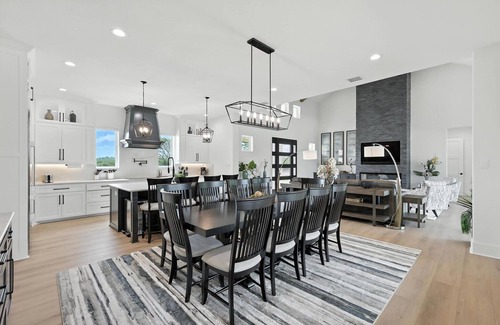 Gainesville Casa | Heavenly Retreat – 5BD/5.5BA of Waterfront Living