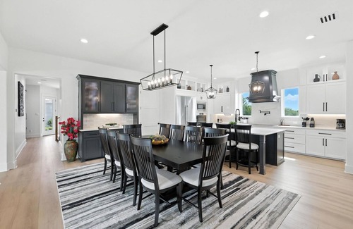 Gainesville Casa | Heavenly Retreat – 5BD/5.5BA of Waterfront Living
