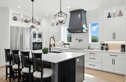 Gainesville Casa | Heavenly Retreat – 5BD/5.5BA of Waterfront Living