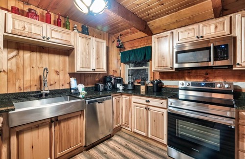 Gatlinburg - Pigeon Forge Cabina | Fall Escape! Best Views! Hot Tub! Private!