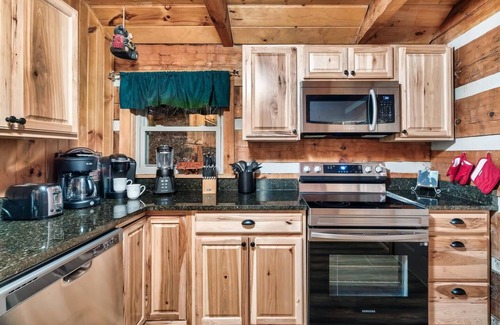 Gatlinburg - Pigeon Forge Cabina | Fall Escape! Best Views! Hot Tub! Private!