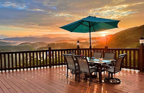Sevierville Cabina | Heaven’s Kiss ~ Large Heated Pool ~ Theater ~ Game Room ~ Fire Pit ~ Private