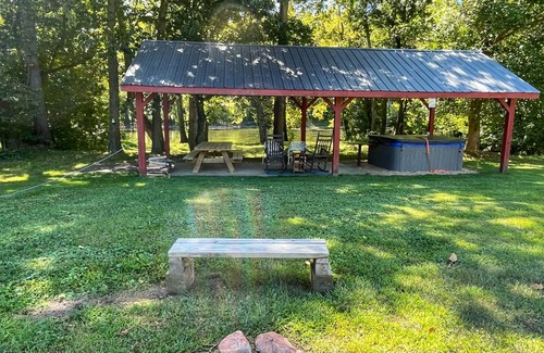 Luray Cabina | Heaven’s Oasis- Riverfront cabin with hot tub!