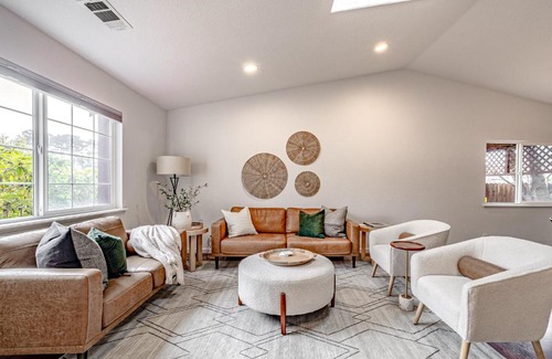 McKinleyville Casa | Hedge Rose House