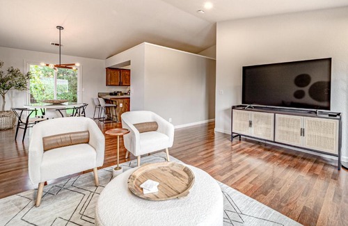McKinleyville Casa | Hedge Rose House