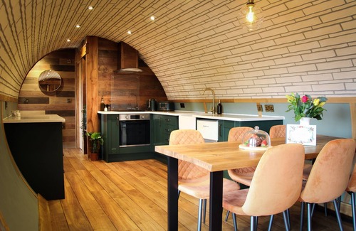 Rhayader Cabaña | Hedgehogs View - a hobbit hut that sleeps 6 guests in 3 bedrooms