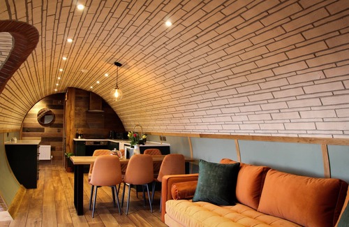 Rhayader Cabaña | Hedgehogs View - a hobbit hut that sleeps 6 guests in 3 bedrooms