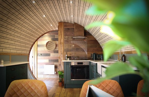 Rhayader Cabaña | Hedgehogs View - a hobbit hut that sleeps 6 guests in 3 bedrooms