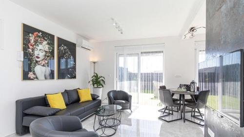 Trogir Apartamento | Hedonist-Luxury 2 bedroom apartment with private HOT TUB, garden and free parking