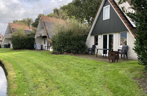 Gramsbergen Casa | Heerlijk Vakantiehuis aan de Vijver met Whirlpool en Open Haard! Huisdier Welkom