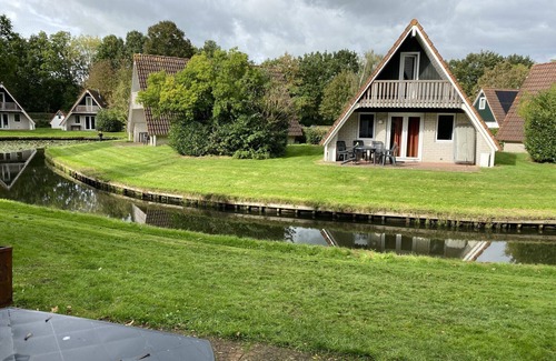 Gramsbergen Casa | Heerlijk Vakantiehuis aan de Vijver met Whirlpool en Open Haard! Huisdier Welkom