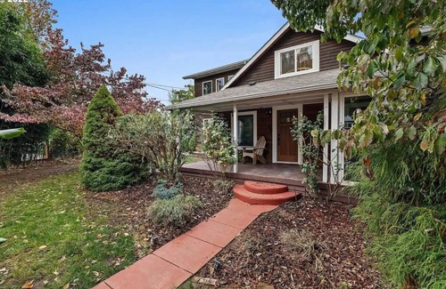 Hood River Casa | Heights Hideaway - Private, Walkable, Pet Friendly