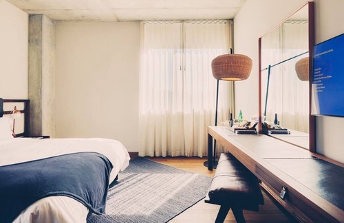South River City Hotel | Heights Room with King Bed and Large Walk-In Shower
