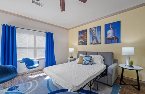 Downtown Oklahoma City Apartamento | HEIRS VENTURES: Midtown . Near Hospitals . Pets OK* . W/D . 55” TV