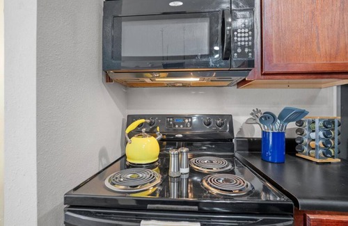 Downtown Oklahoma City Apartamento | HEIRS VENTURES: Midtown . Near Hospitals . Pets OK* . W/D . 55” TV