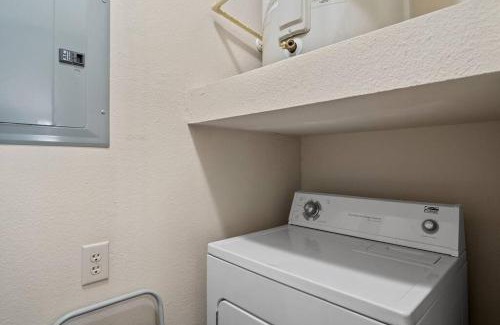 Downtown Oklahoma City Apartamento | HEIRS VENTURES: Midtown . Near Hospitals . Pets OK* . W/D . 55” TV