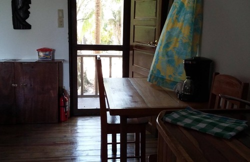 Unitedville Cabina | Heliconia es una cabaña de estudio con cocina y balcón privado con vista a la jungla