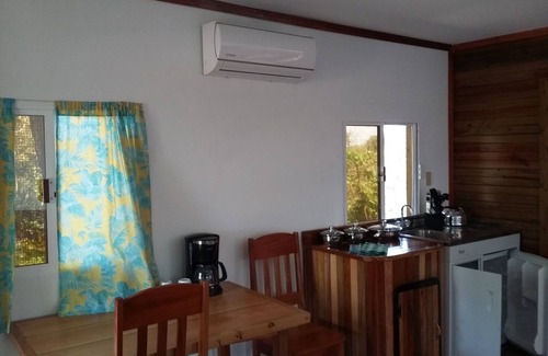 Unitedville Cabina | Heliconia es una cabaña de estudio con cocina y balcón privado con vista a la jungla
