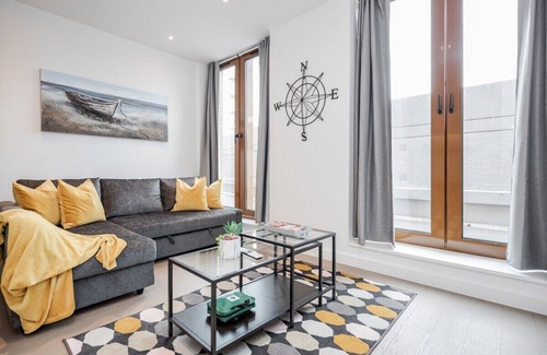 St Albans Apartamento | Beautiful large one bed apartment. Sleeps one to six guests! Free WiFi &Movies