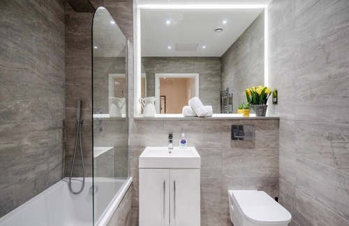 St Albans Apartamento | Beautiful large one bed apartment. Sleeps one to six guests! Free WiFi &Movies