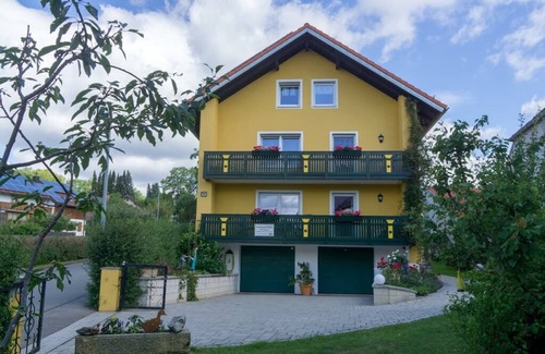 Waldmuenchen Apartamento | Apartamento luminoso (100m2) con jardín y sauna en la casa.