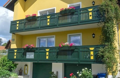Waldmuenchen Apartamento | Apartamento luminoso (100m2) con jardín y sauna en la casa.