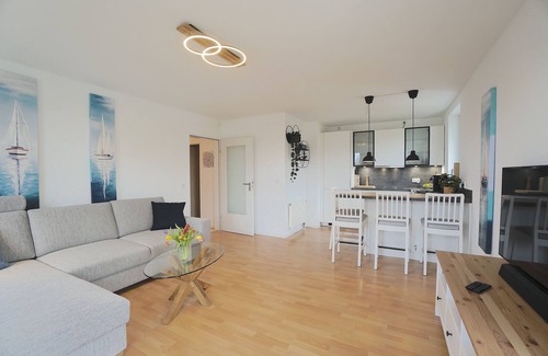 Eckernfoerde Apartamento | Helle und Moderne Ferienwohnung mit Balkon, Direkt an der Ostsee