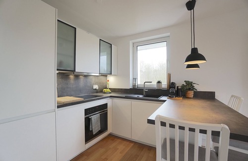 Eckernfoerde Apartamento | Helle und Moderne Ferienwohnung mit Balkon, Direkt an der Ostsee