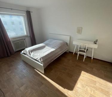 Gelnhausen Otro | Helles Zimmer in Wohnung mit Balkon