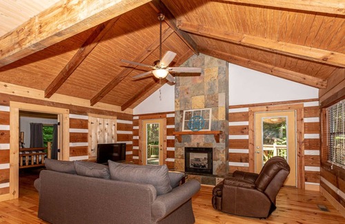 Walland Cabina | ☀️ Hello Sunshine, 2 bdrm/1 bath, hot tub & more