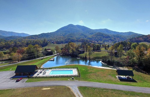 Gatlinburg - Pigeon Forge Cabaña | Excelente ubicación, acceso a la piscina, entradas GRATUITAS para atracciones en el área.