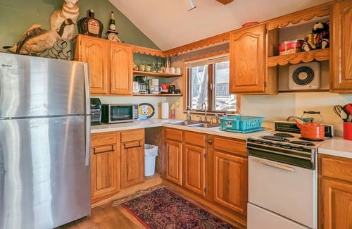 Lake Harmony Estates Casa | Hemlock in Harmony by AvantStay | Steps to Lake
