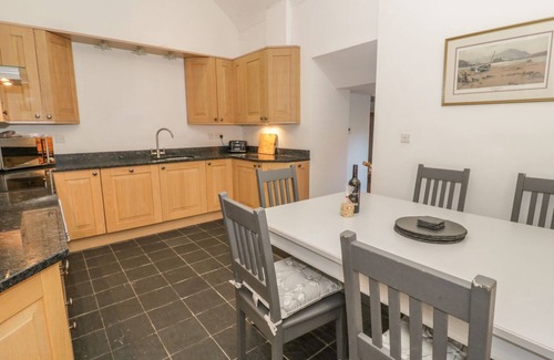 Penmon Cabaña | Gallina Stabl, LLANGOED