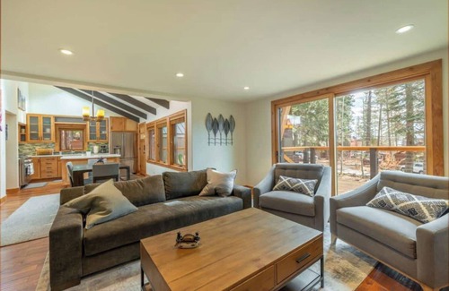 Carnelian Bay Cabina | Henderson by AvantStay | Lake View! Walk to Beach, Garwoods & More!