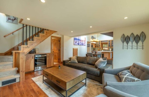Carnelian Bay Cabina | Henderson by AvantStay | Lake View! Walk to Beach, Garwoods & More!