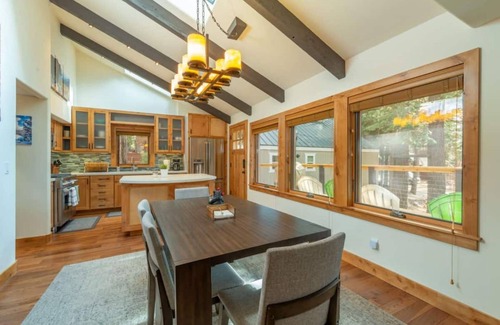 Carnelian Bay Cabina | Henderson by AvantStay | Lake View! Walk to Beach, Garwoods & More!
