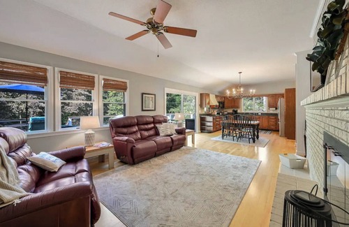 Hendersonville Casa | 🍁Hendersonville Hideaway 3 beds/3baths Sleeps 8. Fresh updates throughout. 🍁🍂