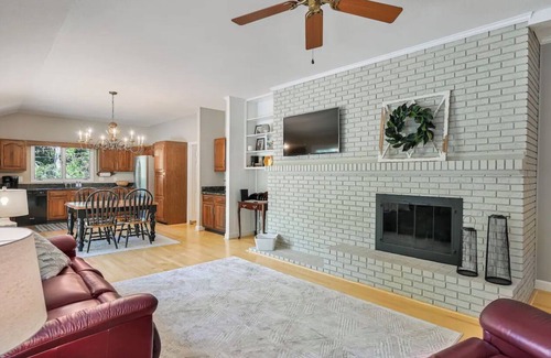 Hendersonville Casa | 🍁Hendersonville Hideaway 3 beds/3baths Sleeps 8. Fresh updates throughout. 🍁🍂